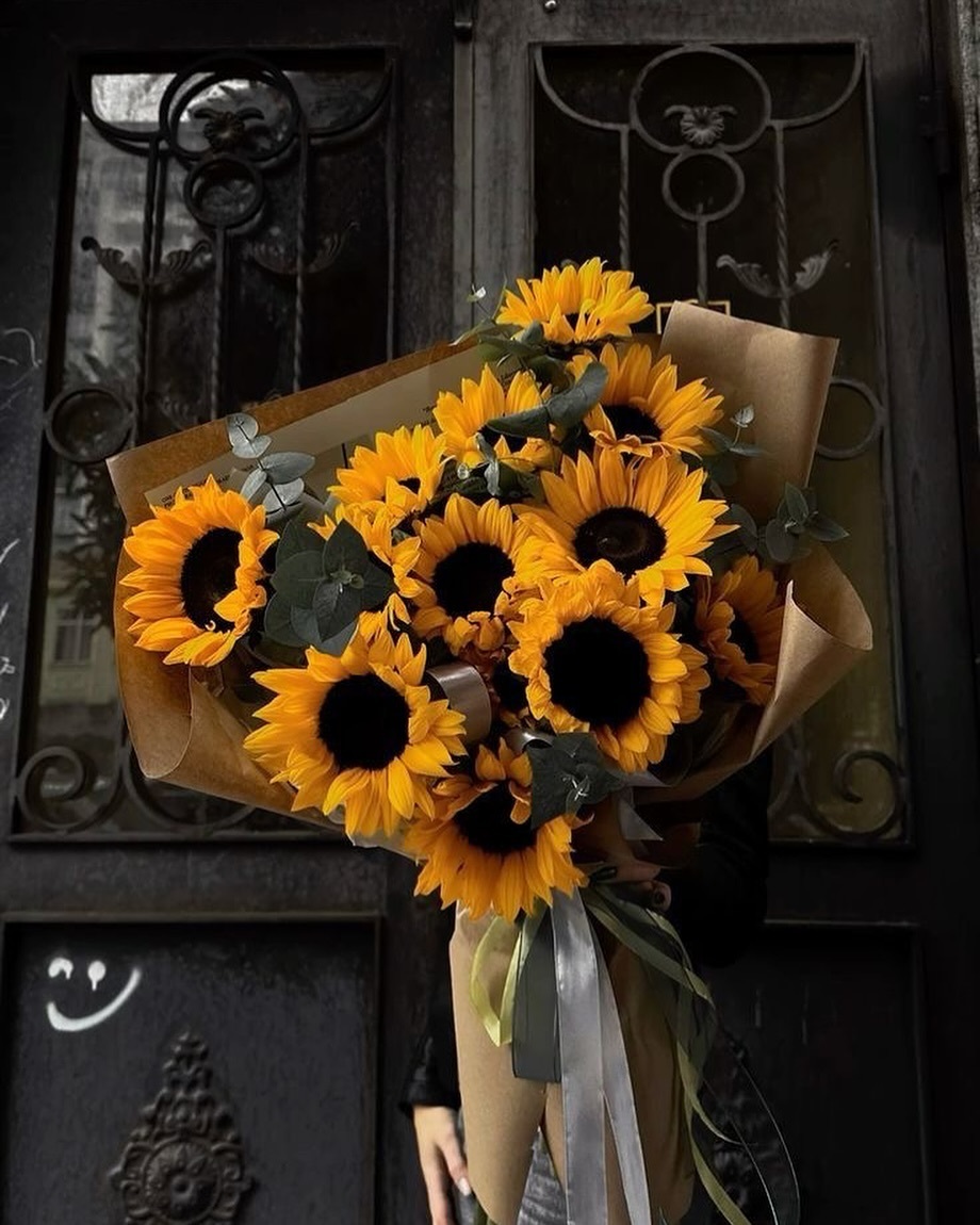 Sunflowers are bright, cheerful flowers with large, round blooms that follow the sun, symbolizing adoration, loyalty, and warmth. Engagement Flowers